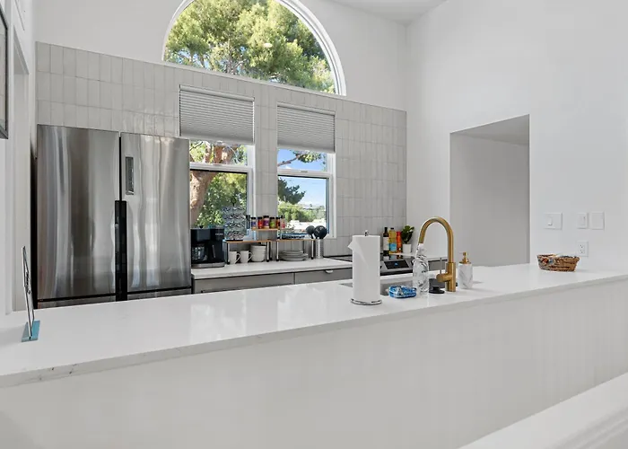 Luxurious Uptown Townhome Perfect Location And Family Friendly Phoenix