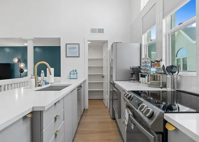 Dom wakacyjny Luxurious Uptown Townhome Perfect Location And Family Friendly