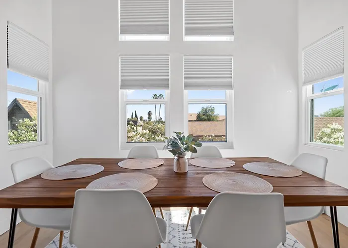 Luxurious Uptown Townhome Perfect Location And Family Friendly Phoenix