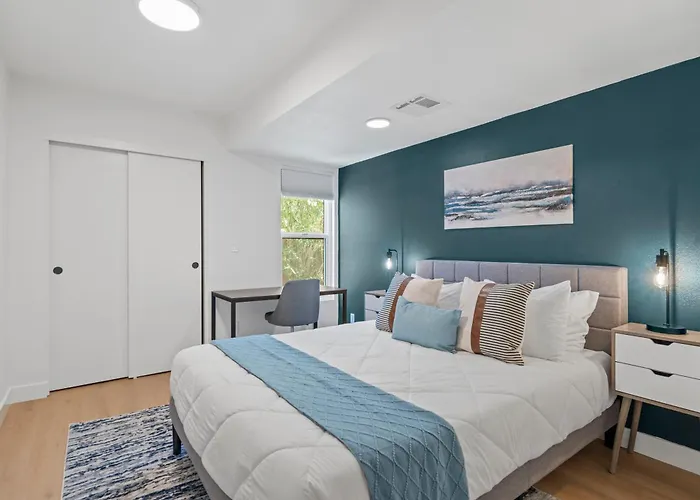 Luxurious Uptown Townhome Perfect Location And Family Friendly
