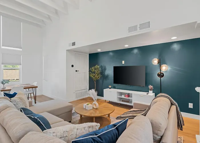 Luxurious Uptown Townhome Perfect Location And Family Friendly Dom wakacyjny