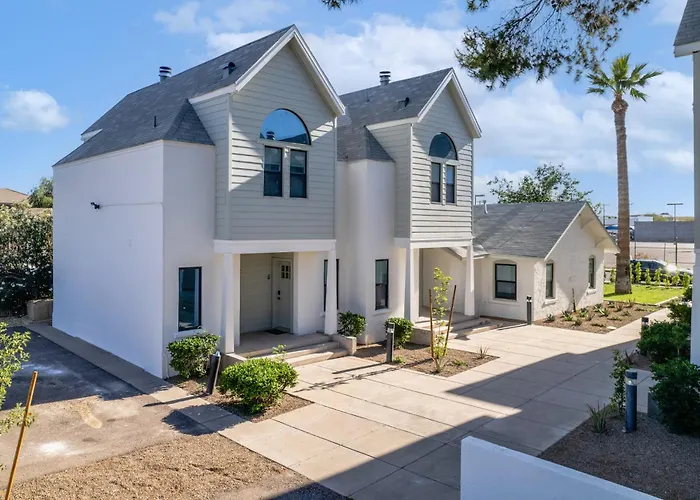 Luxurious Uptown Townhome Perfect Location And Family Friendly Dom wakacyjny *