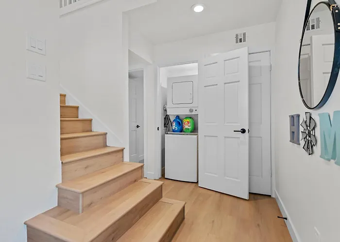 Luxurious Uptown Townhome Perfect Location And Family Friendly Dom wakacyjny