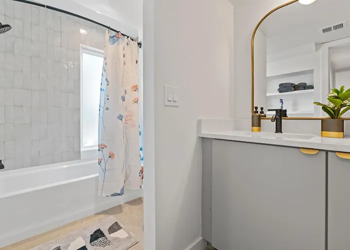 Luxurious Uptown Townhome Perfect Location And Family Friendly Dom wakacyjny *