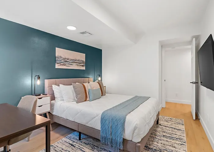 Luxurious Uptown Townhome Perfect Location And Family Friendly Dom wakacyjny