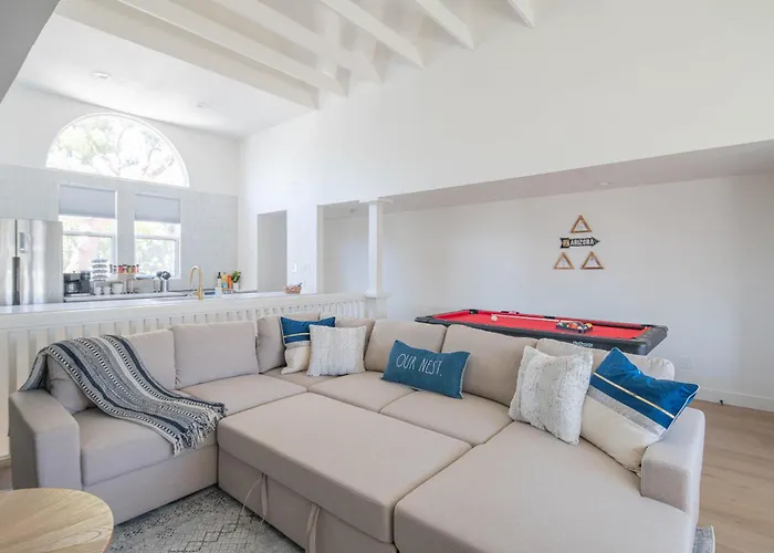 Luxurious Uptown Townhome Perfect Location And Family Friendly Dom wakacyjny