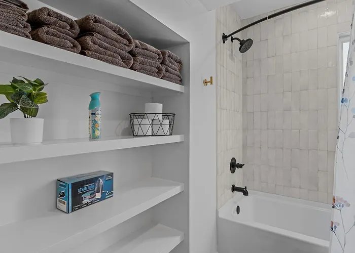 Luxurious Uptown Townhome Perfect Location And Family Friendly