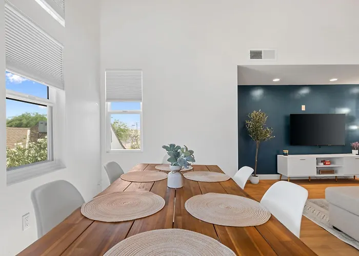 Luxurious Uptown Townhome Perfect Location And Family Friendly * Phoenix